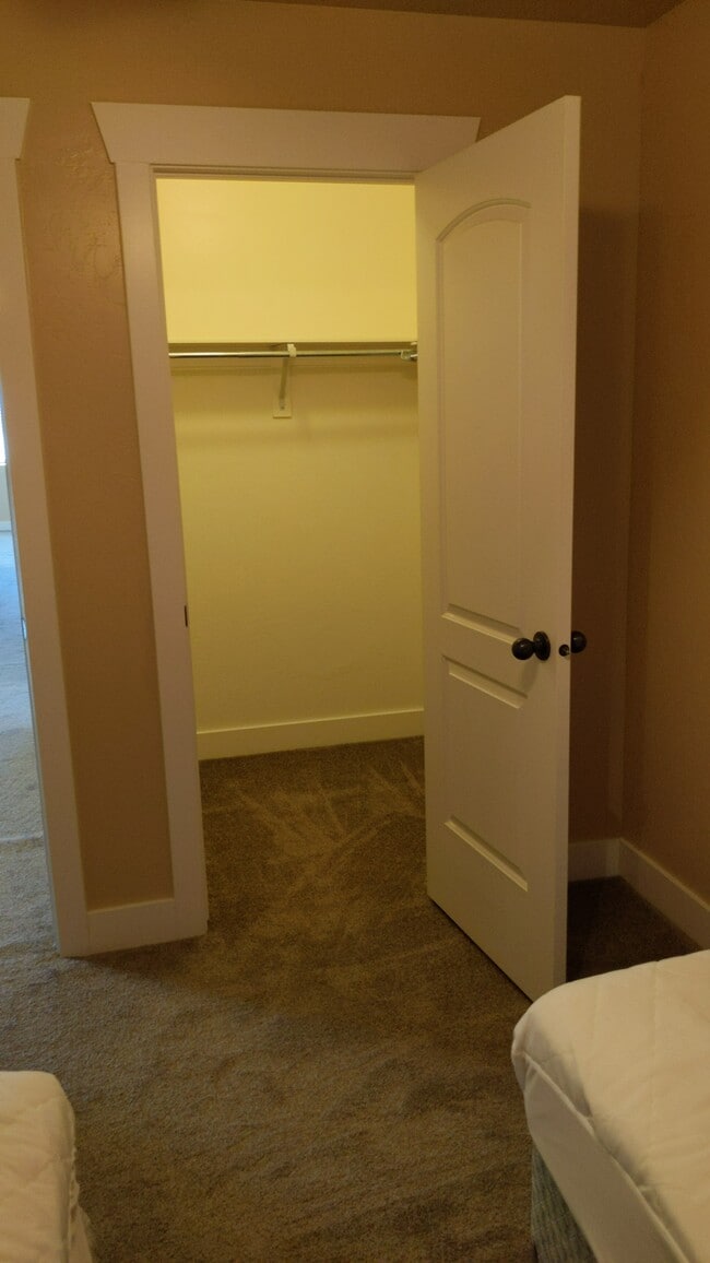 BR2 closet - 122 S Tamarak Cir