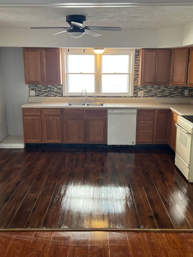 Building Photo - Great 2br/2ba home with large yard and large bonus room!