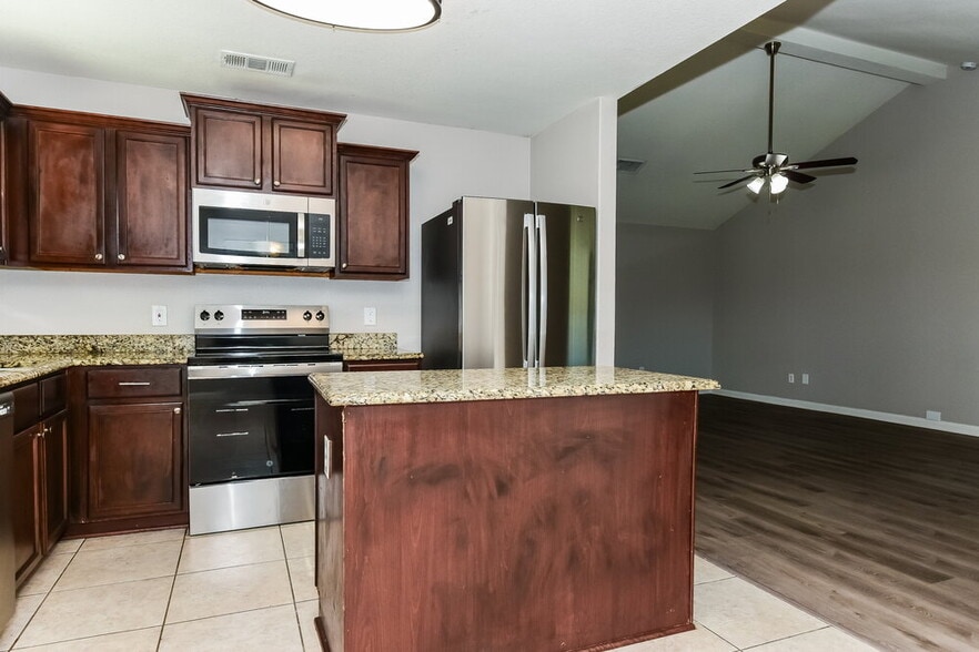 Building Photo - 1327 Chapman Dr