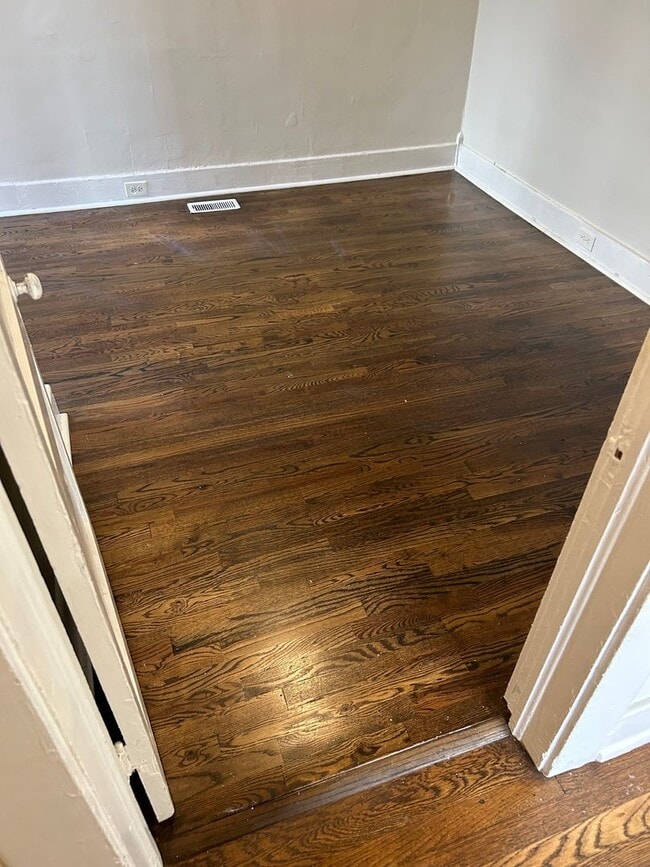 Building Photo - Newly Renovated 4 Bedroom Home / College H...