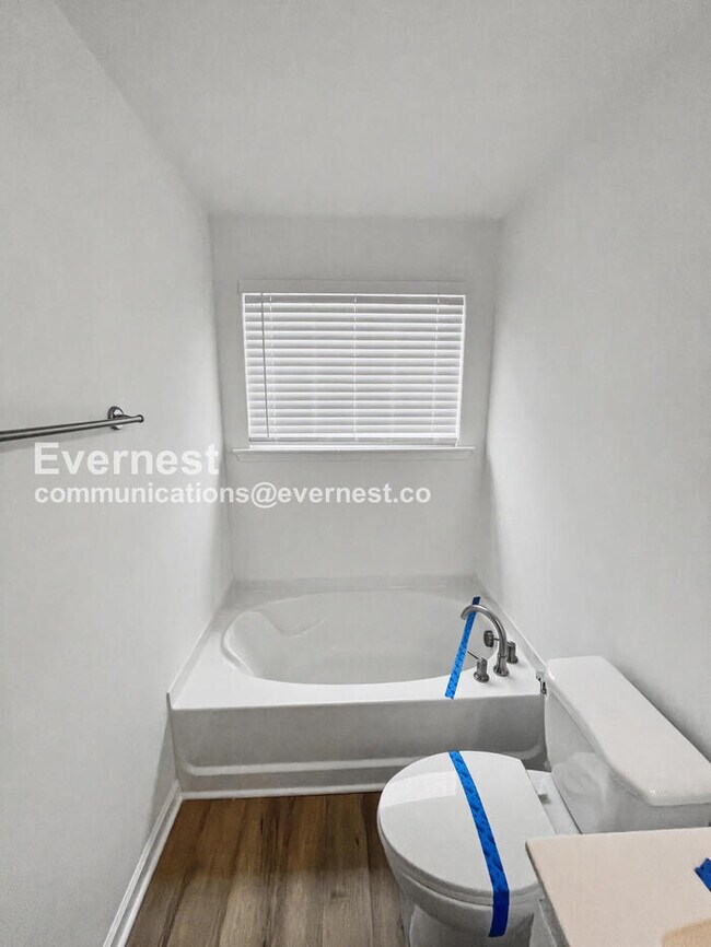 Building Photo - 3 Bed, 2.5 Bath Home with Fenced Yard & Garage / Available Now!