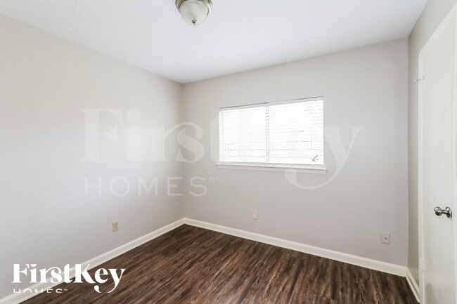 Building Photo - 10810 Lakewood Oaks Dr