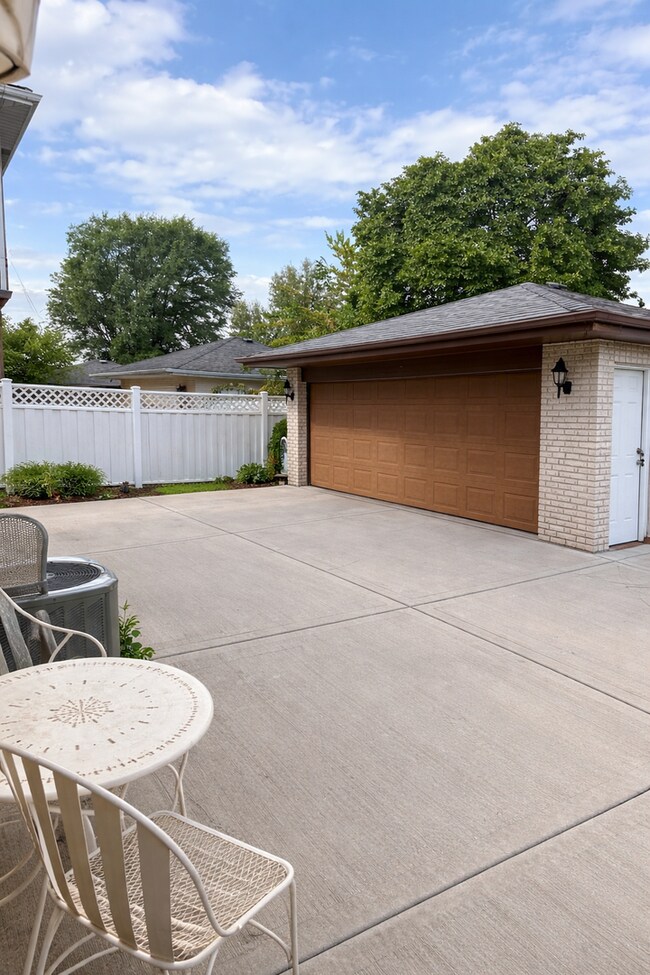 Building Photo - 8604 W Carmen Ave