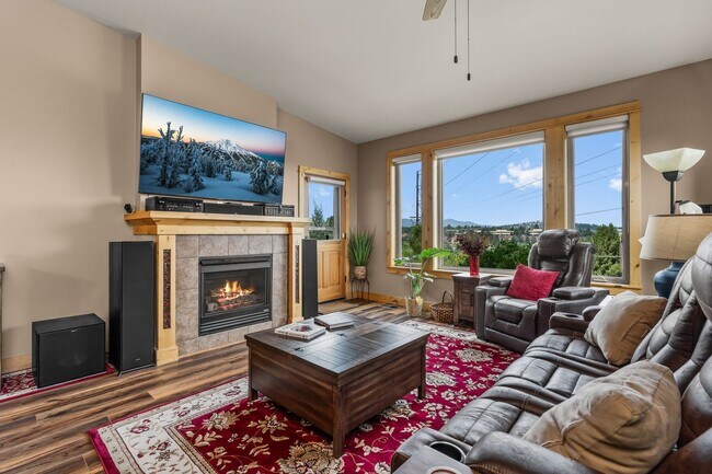 Building Photo - 3 Bed 2.5 bath plus Office/den-Townhome-Ri...