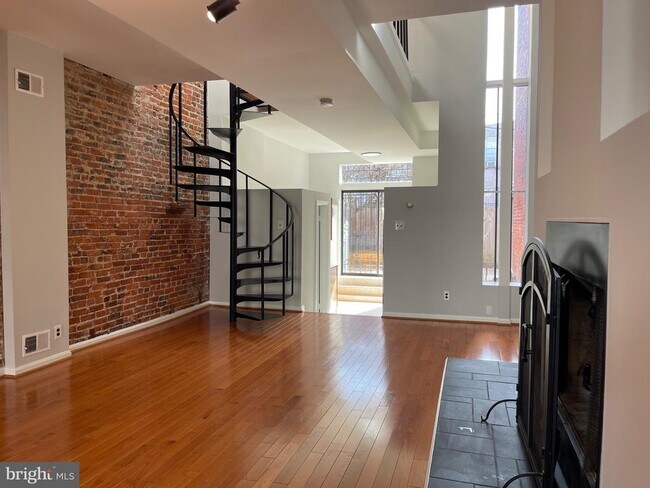 Building Photo - 1231 Linden Pl NE