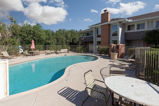 Building Photo - 1 bedroom unity in luxury guard gated community near the Strip