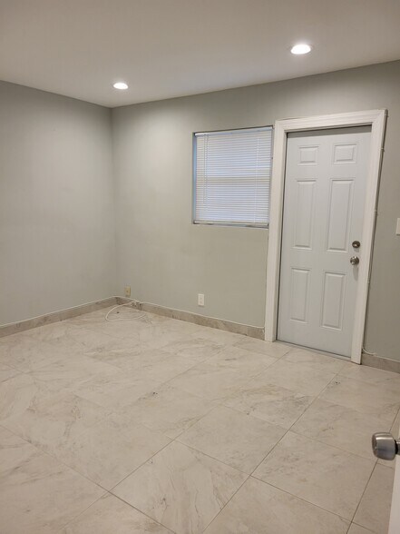 bedroom - 5921 NE 18th Ave
