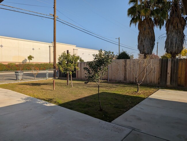 Building Photo - 4 bedroom 1 bathroom Pinedale home offerin...