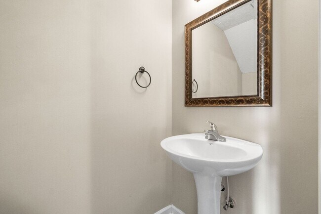 Building Photo - 2 Bedroom 1.5 Bath Townhome