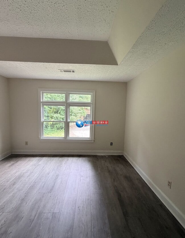 Building Photo - Spacious two master bedrooms split-level house in Decatur