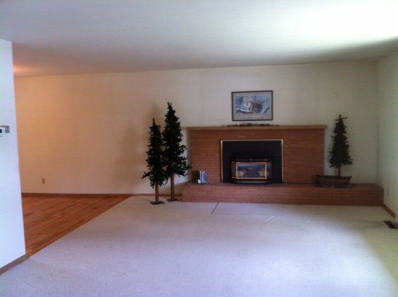 Building Photo - 1010 NE Duncan Ln