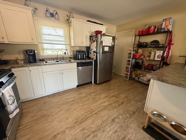 Building Photo - Centrally Located 3 Bed Gem with Expansive Backyard & Classic Hardwood Floors