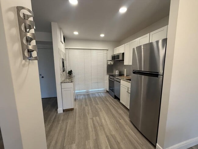 Building Photo - 719 S Beach St