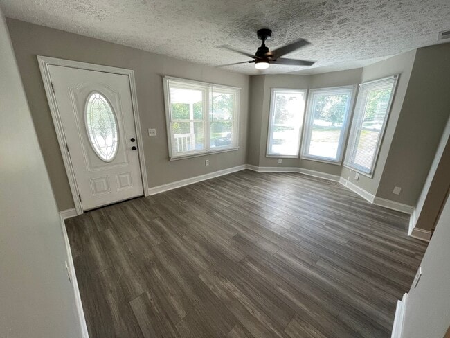 Building Photo - Great Location Private Setting Home For Rent