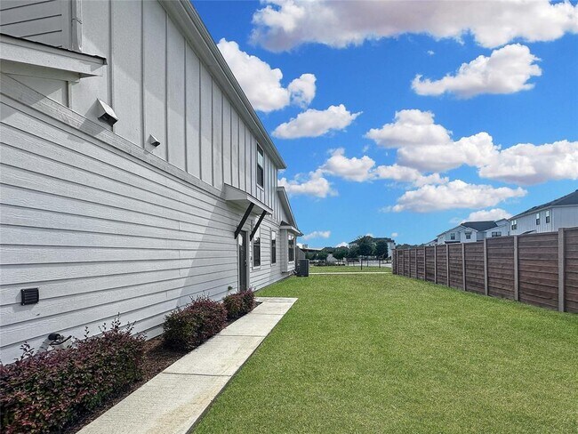 Building Photo - 179 Threshing Rd