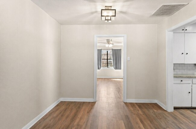 Building Photo - AVAILABLE BEGINNING OF JUNE ; APPLY ON OUR WEBSITE TODAY!!!