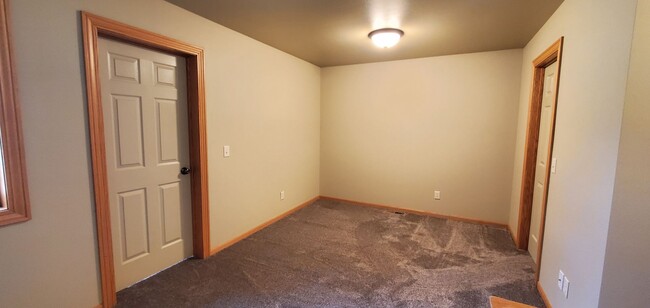 Building Photo - 3 Bed 2.5 Bath Townhome For Rent!