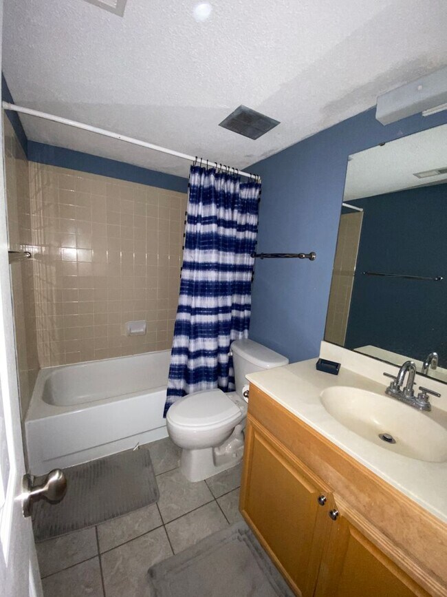 Building Photo - 2 Bedroom 2 Bathroom Unit @ Park Circle