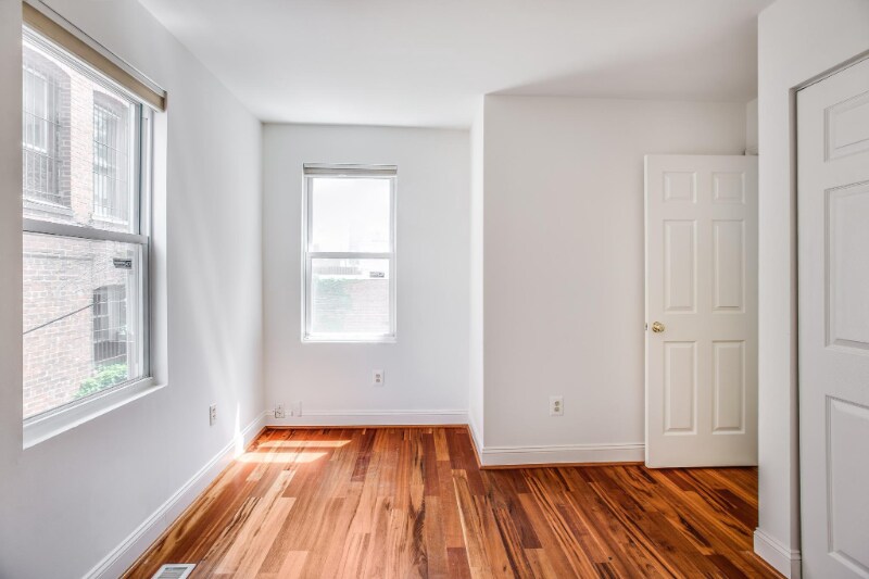 Building Photo - 729 10th St NE