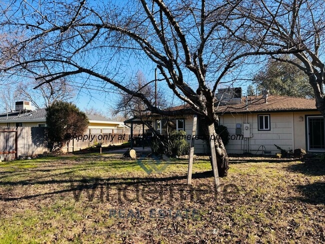 Building Photo - Charming 2 bedroom with HUGE yard in beaut...