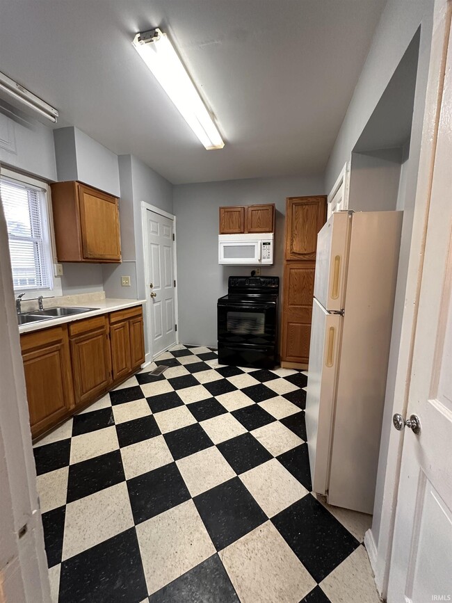 Building Photo - 909 Lincoln Ave