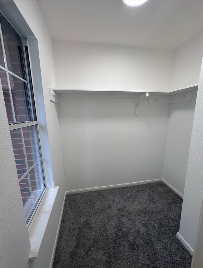 Building Photo - 9611 Rads Point