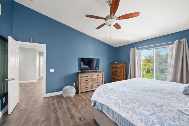 Building Photo - Gorgeous Eastlake Townhome!