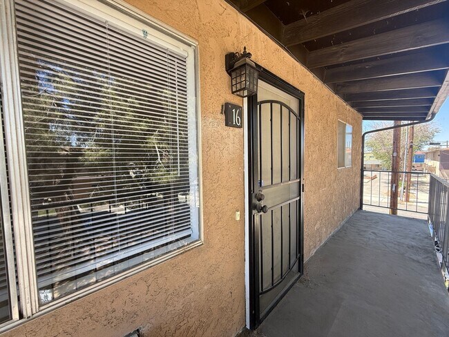 Building Photo - Palmdale Apartment 2 bedroom