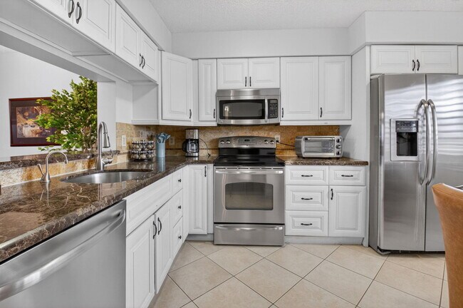 Building Photo - 6866 Huntington Ln