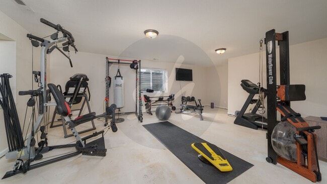 Building Photo - Country Living on 13.5 Acres