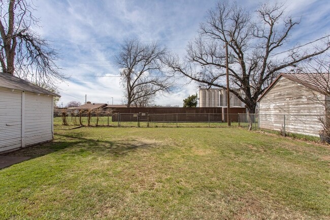 Building Photo - Spacious Home ready for a new family!