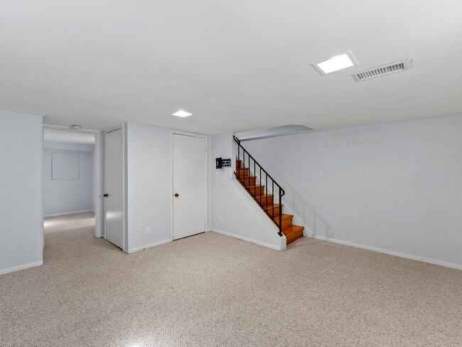 Building Photo - Discover Your Dream Townhome in Fairlingto...