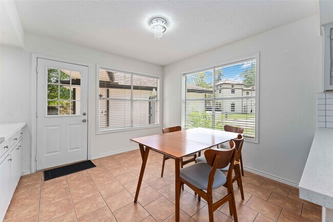 Building Photo - 12 Paintedcup Ct