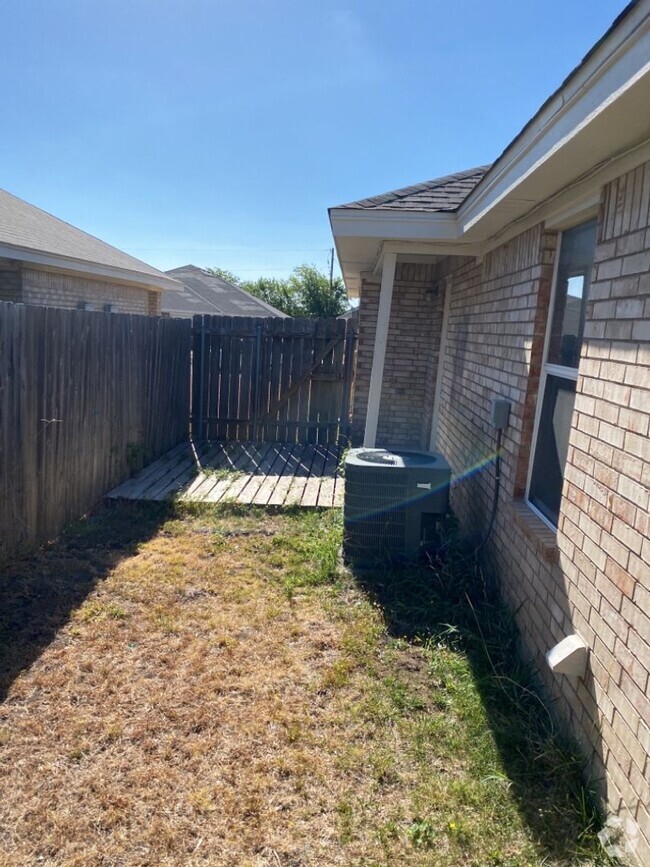 Building Photo - 2801 Seabiscuit Dr