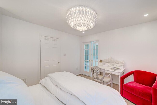 Building Photo - 8 Carriage House Cir