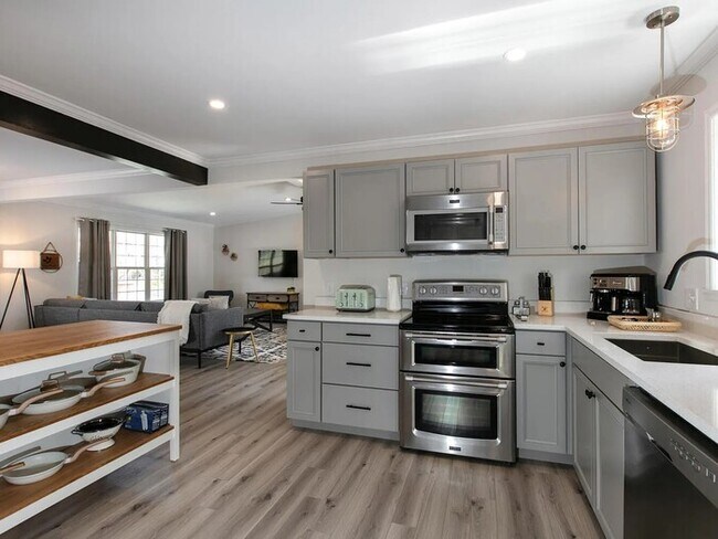 Building Photo - Spacious Three Bedroom Home w/ Fenced Yard