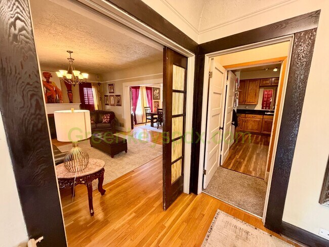 Building Photo - Awesome 4-Bed/2-Bath Craftsman Bungalow House Near Alberta District