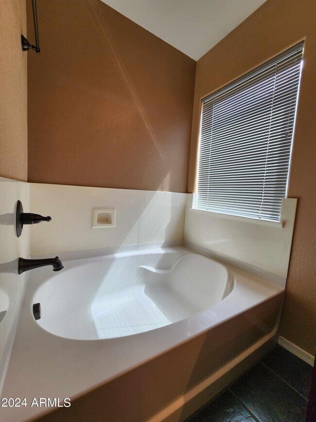 Building Photo - 40443 W Helen Ct