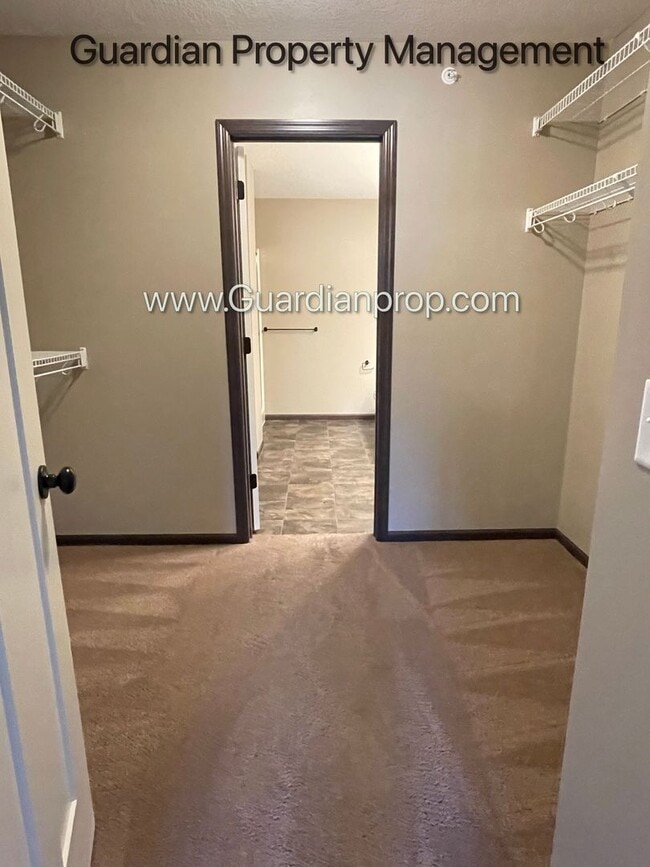 Building Photo - Lakeville, Middle Unit Town Home, 2.5 Bath...