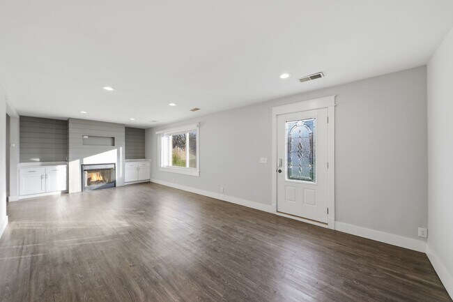 Building Photo - Spacious Ranch on Cul-de-sac Street