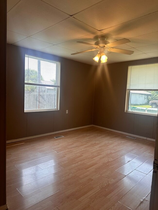 Building Photo - 3 bedroom, 1 bathroom Triplex: Martinsville