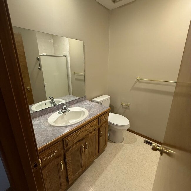 Building Photo - Beautiful 2 Bedroom Bathroom Patio Home Available NOW!