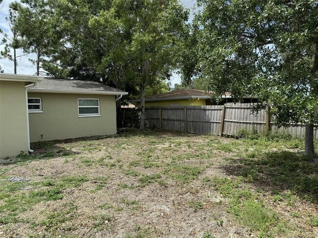 Building Photo - 2074 Greenbriar Blvd