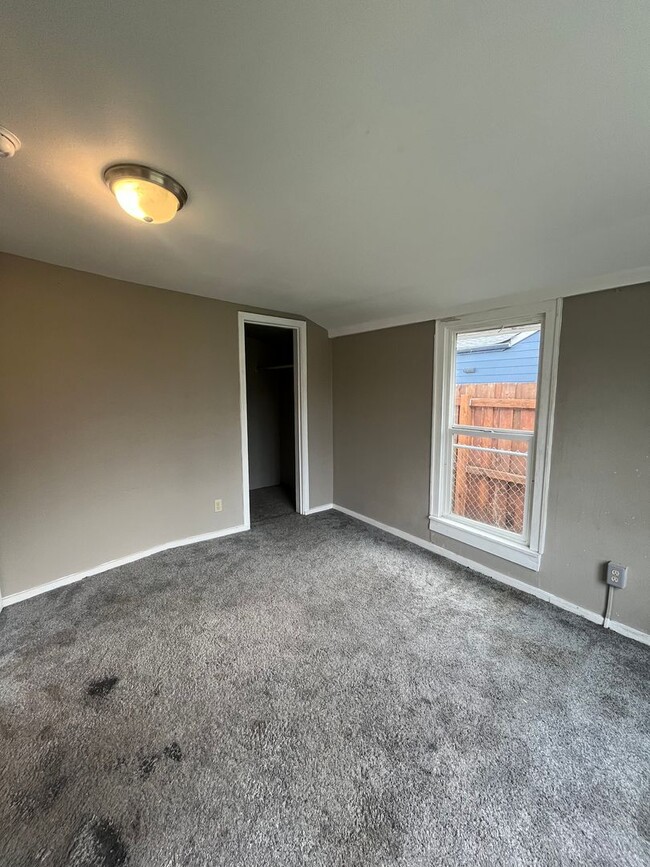 Building Photo - 4-Bedroom 1 1/2-Bath home in Junction City