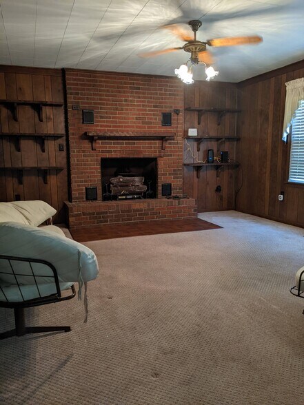 Building Photo - 17020 Morris Dr