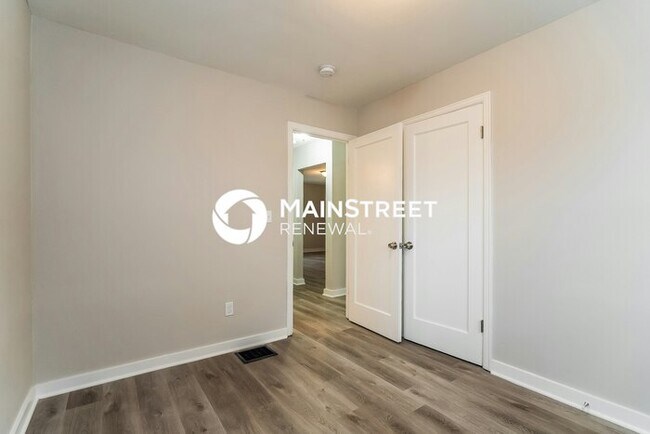 Building Photo - 5 Bedroom Pet-Friendly Home in Columbus, OH with Main Street Renewal