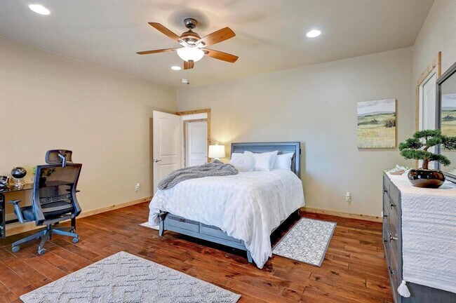 Building Photo - 401 Madrone Canyon Dr