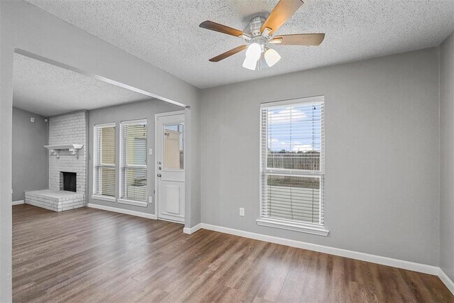 Building Photo - 2909 Lake Park Dr