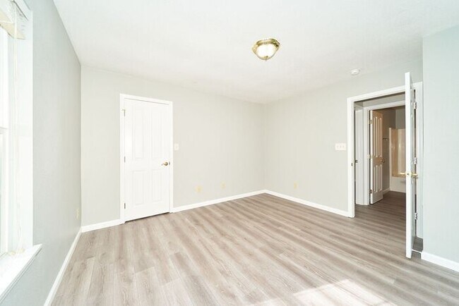 Building Photo - Newly Renovated 3 Bedroom Home in Avon Schools!