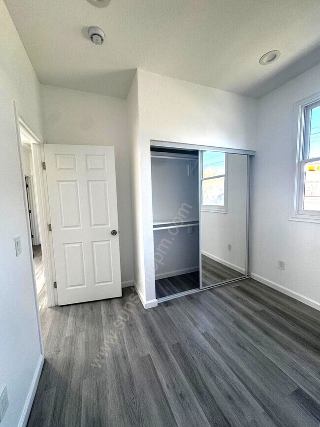 Building Photo - 696 E 9th St